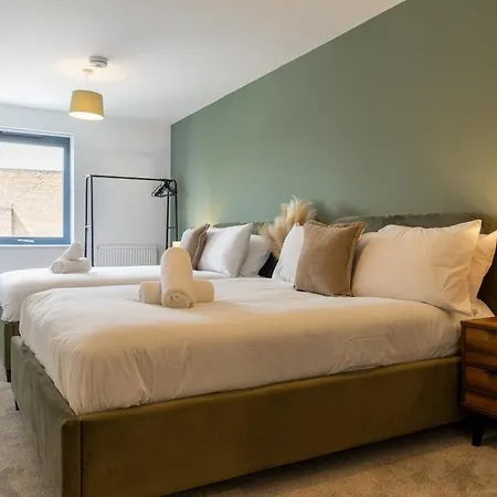 Modern - Free Parking - Sleeps 7 * יורק