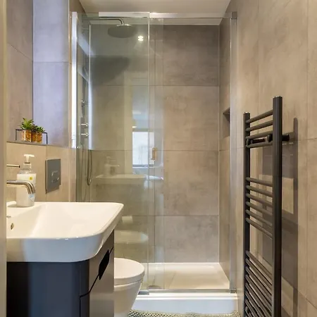 Modern - Free Parking - Sleeps 7 דירה *