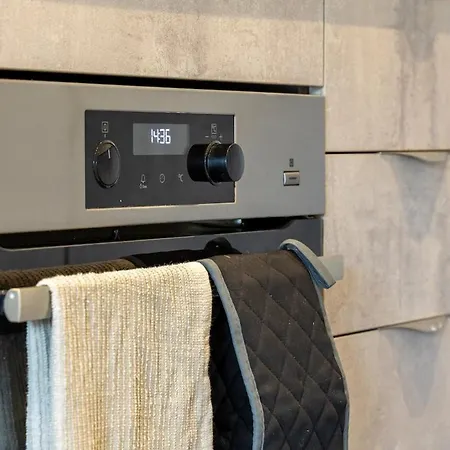 Modern - Free Parking - Sleeps 7 *