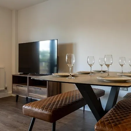 Modern - Free Parking - Sleeps 7 York